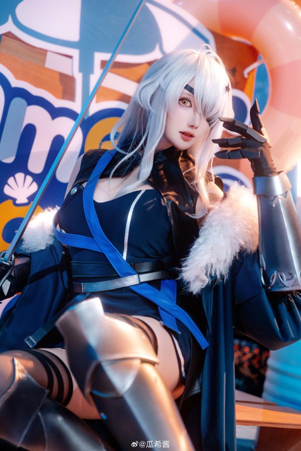 瓜希酱基洛夫COS:完美演绎霓虹舞台上舰队战士的冷艳与锋芒 瓜希酱基洛夫COS:完美演绎霓虹舞台上舰队战士的冷艳与锋芒