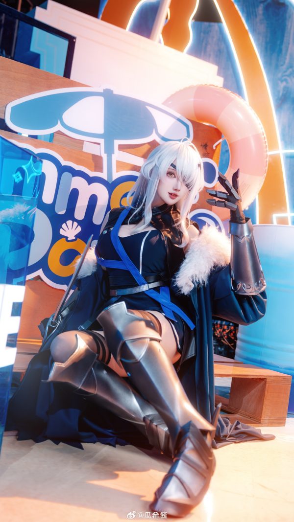 瓜希酱基洛夫COS:完美演绎霓虹舞台上舰队战士的冷艳与锋芒 瓜希酱基洛夫COS:完美演绎霓虹舞台上舰队战士的冷艳与锋芒