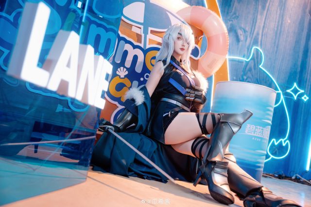 瓜希酱基洛夫COS:完美演绎霓虹舞台上舰队战士的冷艳与锋芒 瓜希酱基洛夫COS:完美演绎霓虹舞台上舰队战士的冷艳与锋芒