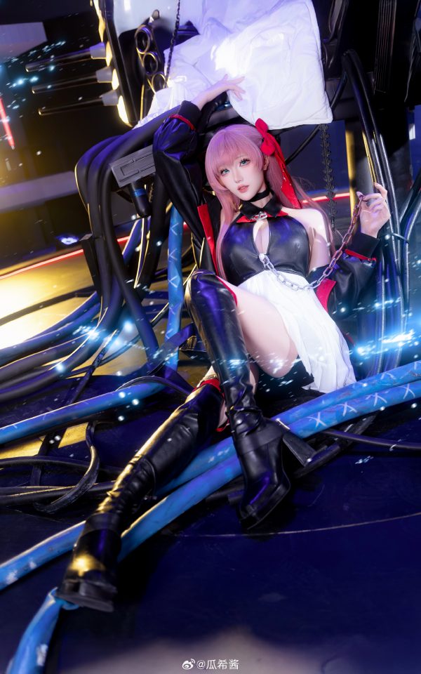 碧蓝航线夏日舰队的元气巡航：瓜希酱COS演绎孟菲斯青春魅力