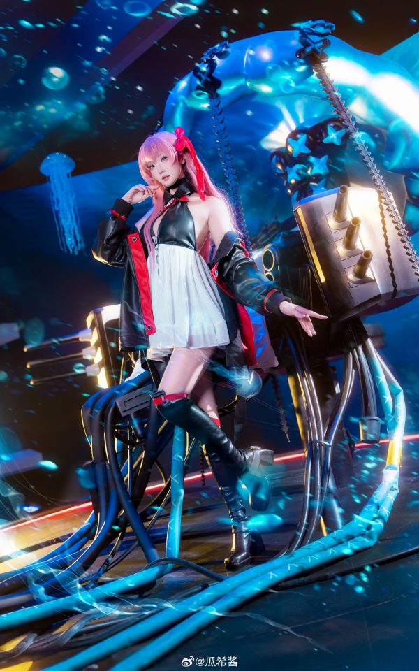 碧蓝航线夏日舰队的元气巡航：瓜希酱COS演绎孟菲斯青春魅力