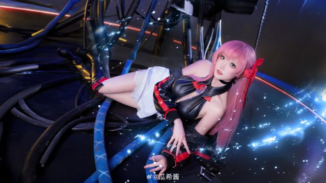 碧蓝航线夏日舰队的元气巡航：瓜希酱COS演绎孟菲斯青春魅力