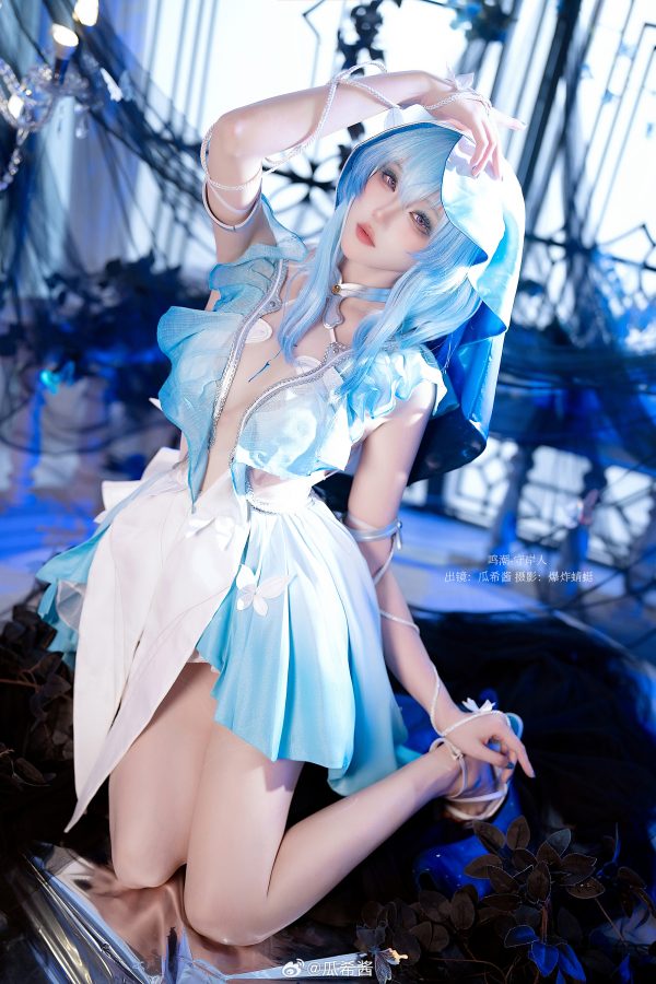 冰蓝潮汐下的温柔张力:瓜希酱守岸人cos一场视觉与情绪的博弈 冰蓝潮汐下的温柔张力:瓜希酱守岸人cos一场视觉与情绪的博弈