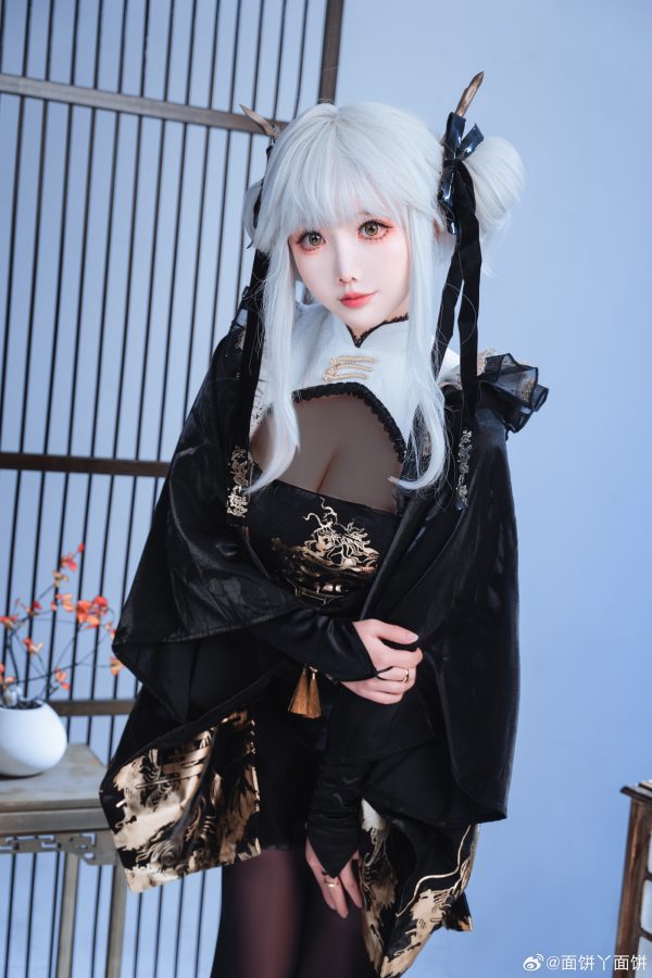 当幸运兔子遇见东方华服：面饼仙儿COS妮姬布兰儿的优雅魅力