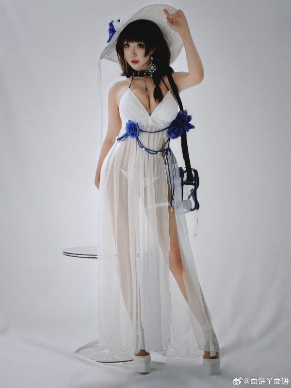 胜利女神面饼仙儿COS:演绎比基尼版梅里的温柔与理性张力 胜利女神面饼仙儿COS:演绎比基尼版梅里的温柔与理性张力