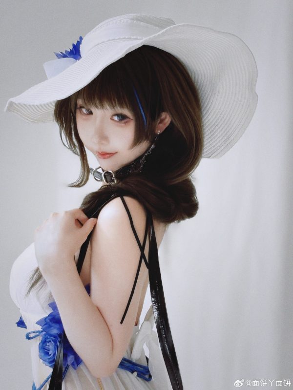 胜利女神面饼仙儿COS:演绎比基尼版梅里的温柔与理性张力 胜利女神面饼仙儿COS:演绎比基尼版梅里的温柔与理性张力