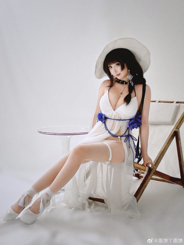 胜利女神面饼仙儿COS:演绎比基尼版梅里的温柔与理性张力 胜利女神面饼仙儿COS:演绎比基尼版梅里的温柔与理性张力