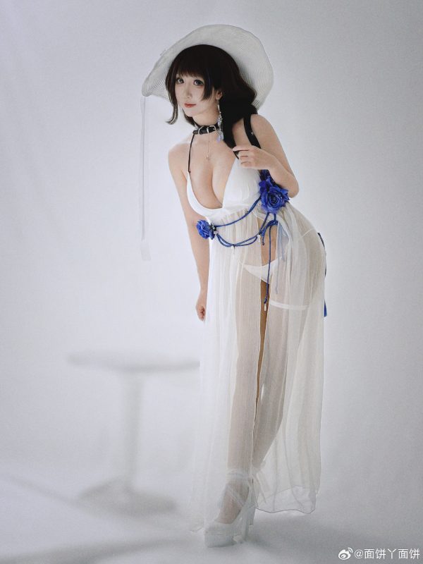 胜利女神面饼仙儿COS:演绎比基尼版梅里的温柔与理性张力 胜利女神面饼仙儿COS:演绎比基尼版梅里的温柔与理性张力