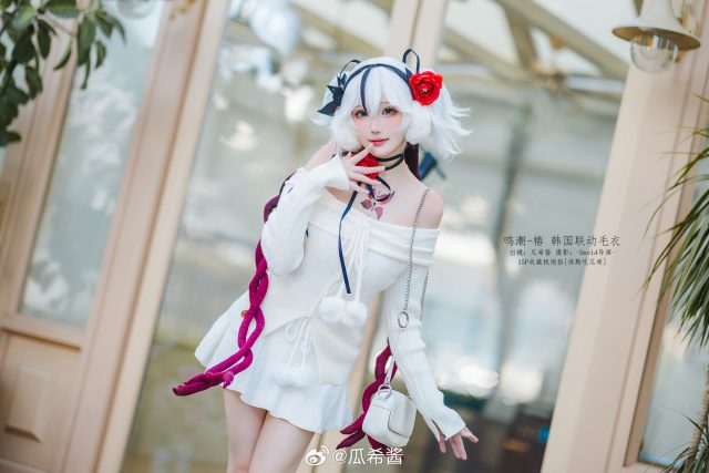 白色毛衣×轻性感日常：瓜希酱鸣潮COS演绎椿的温柔与危险