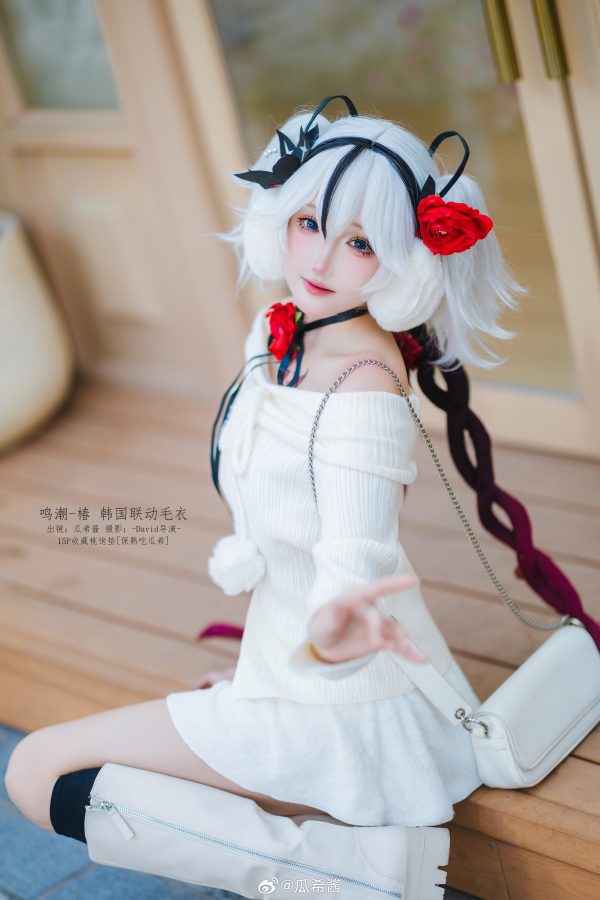 白色毛衣×轻性感日常：瓜希酱鸣潮COS演绎椿的温柔与危险