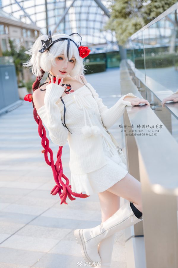 白色毛衣×轻性感日常：瓜希酱鸣潮COS演绎椿的温柔与危险