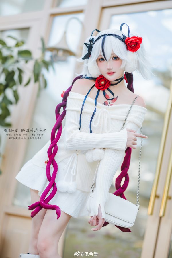 白色毛衣×轻性感日常：瓜希酱鸣潮COS演绎椿的温柔与危险