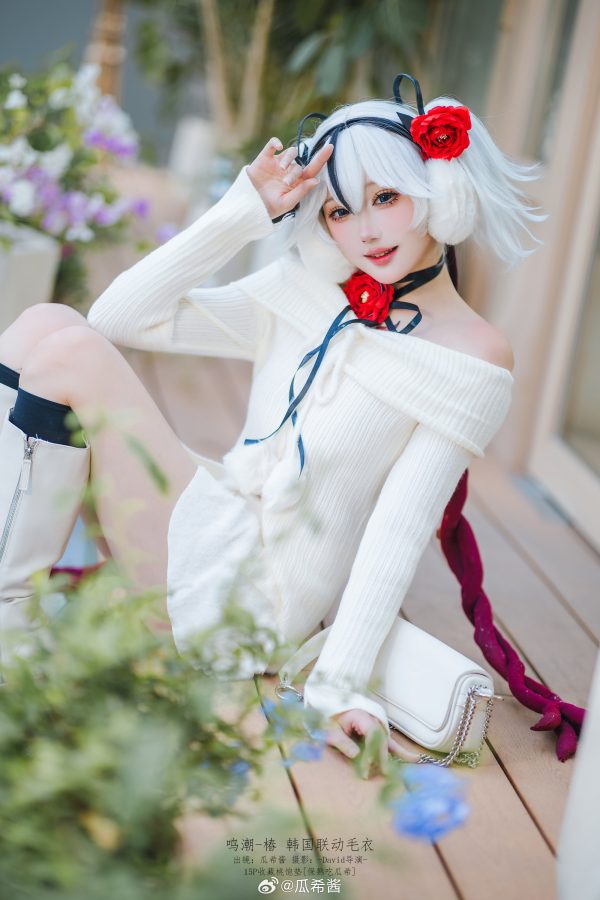 白色毛衣×轻性感日常：瓜希酱鸣潮COS演绎椿的温柔与危险