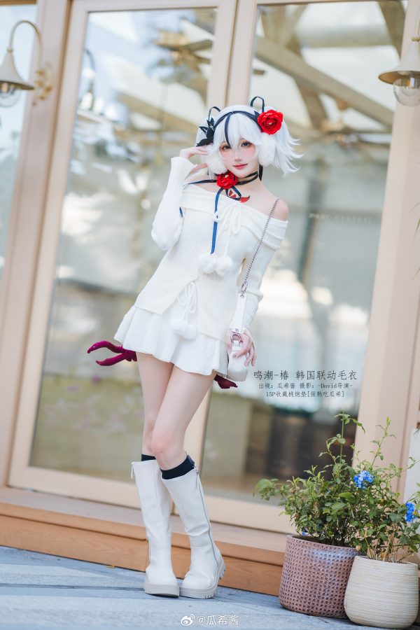 白色毛衣×轻性感日常：瓜希酱鸣潮COS演绎椿的温柔与危险