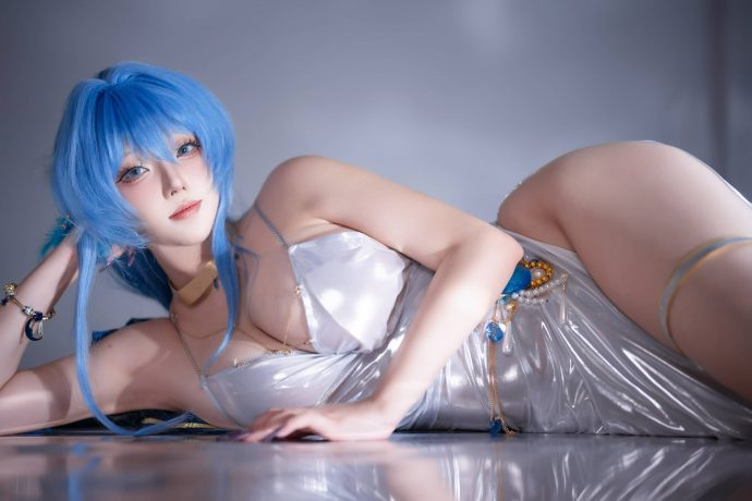 菌烨tako礼服海伦COS：银色光影下掌控者胜利女神的冷调美学