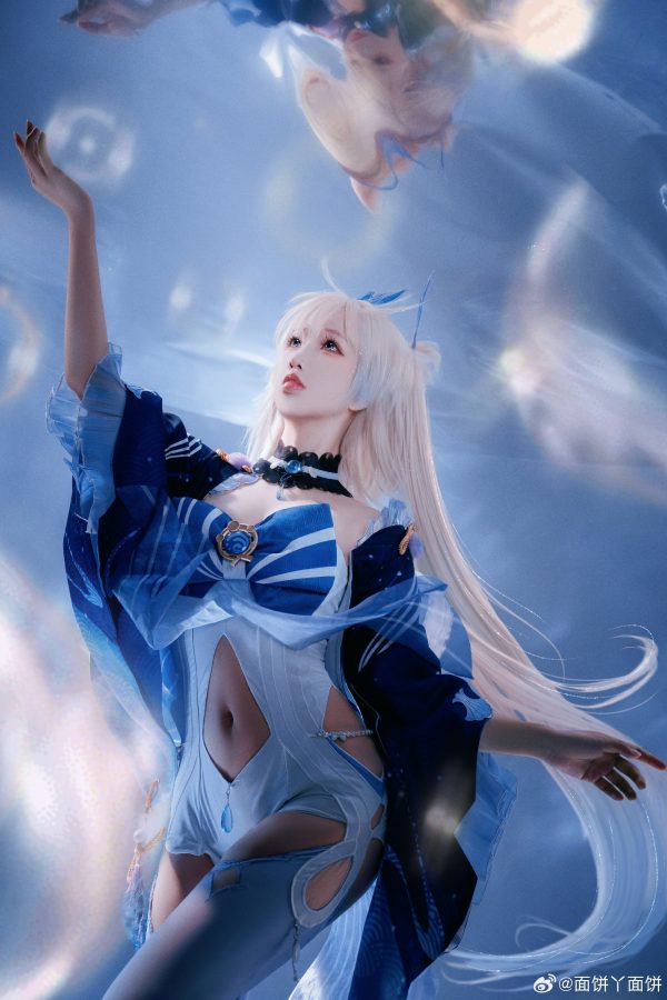 光影下的梦幻演绎：面饼仙儿COS珊瑚宫心海温柔与优雅的极致