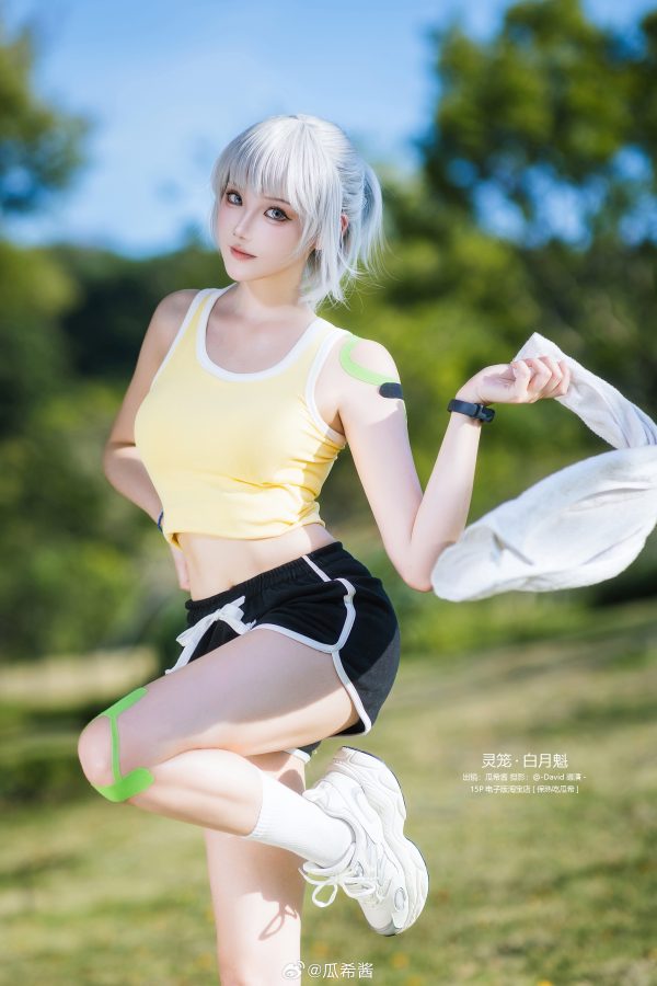 灵笼白月魁体操服COS：瓜希酱演绎运动系白老板清爽又有力量感
