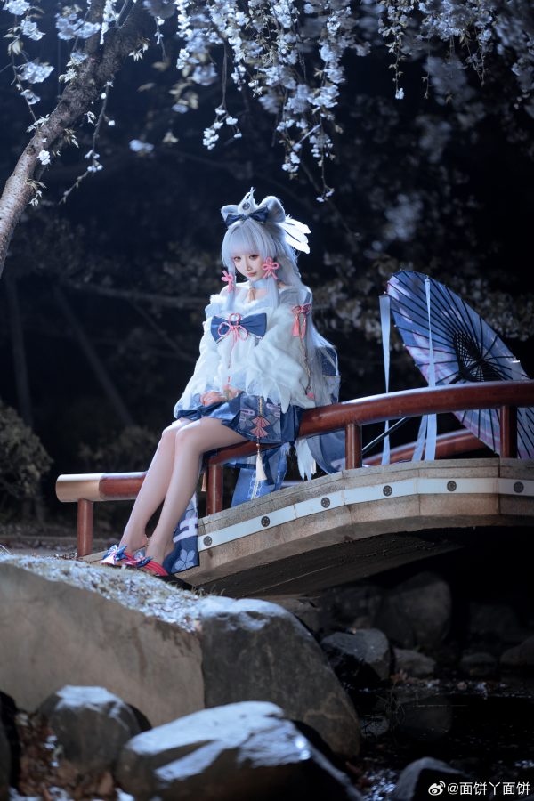 面饼仙儿神里绫华COS：夜樱之下一场关于克制之美的优雅演绎