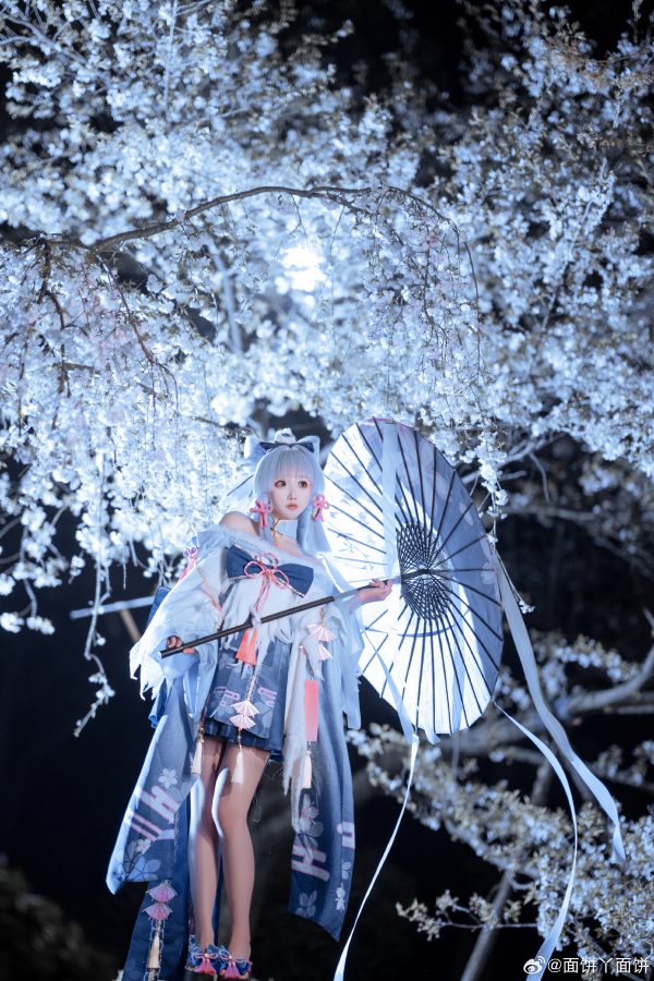 面饼仙儿神里绫华COS：夜樱之下一场关于克制之美的优雅演绎