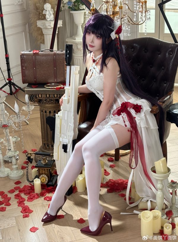 面饼仙儿米哈啦COS：胜利女神妮姬白丝礼服版优雅与危险解析