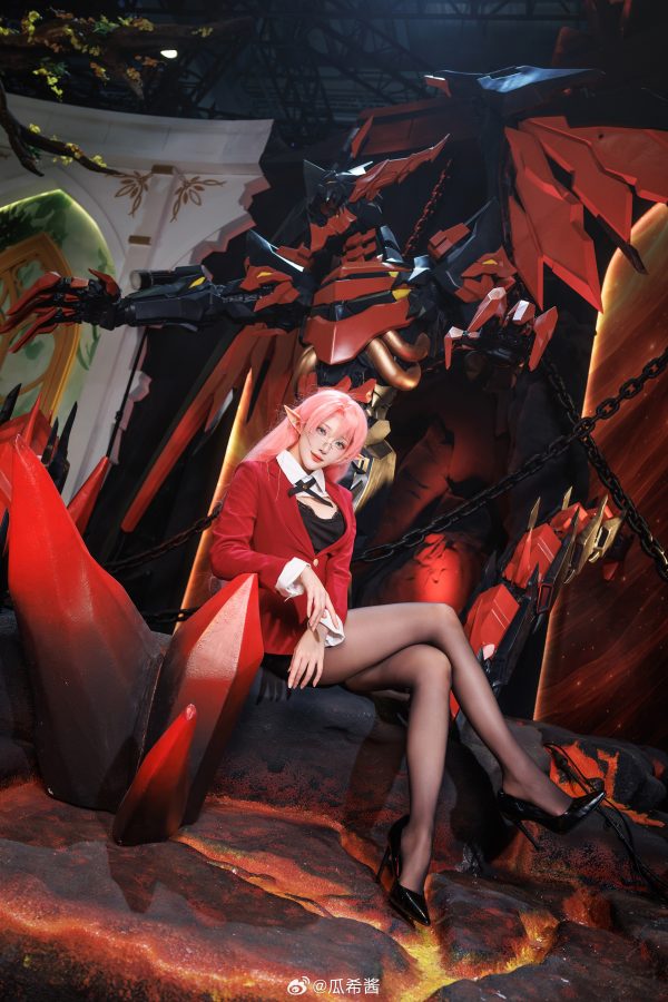 当碧蓝航线女王降临战场：瓜希酱演绎约克公爵COS的压场魅力