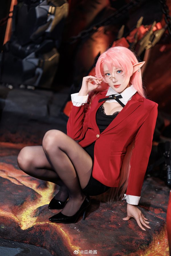 当碧蓝航线女王降临战场：瓜希酱演绎约克公爵COS的压场魅力