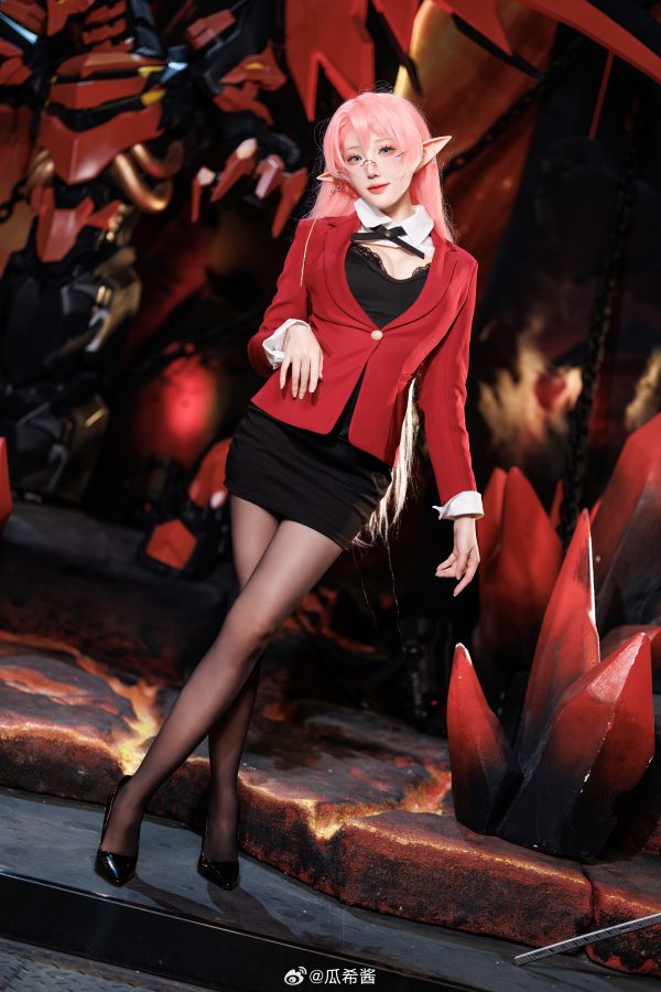 当碧蓝航线女王降临战场：瓜希酱演绎约克公爵COS的压场魅力