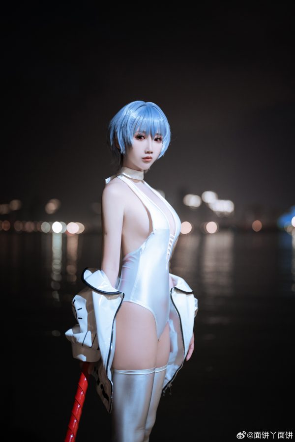 面饼仙儿白色战斗服COS：水面与霓虹之间，她是安静的绫波丽