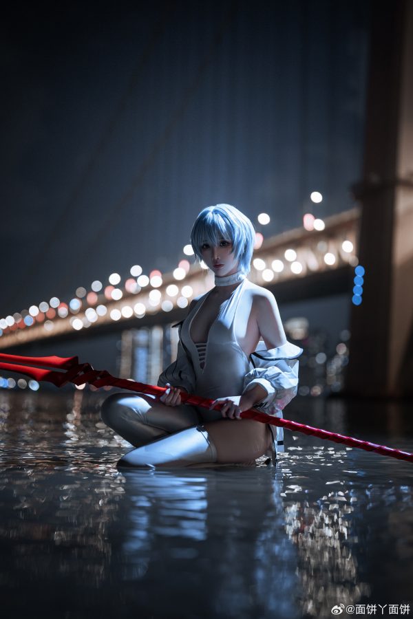 面饼仙儿白色战斗服COS：水面与霓虹之间，她是安静的绫波丽