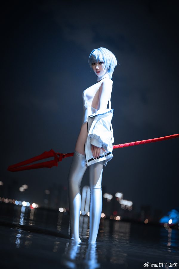 面饼仙儿白色战斗服COS：水面与霓虹之间，她是安静的绫波丽