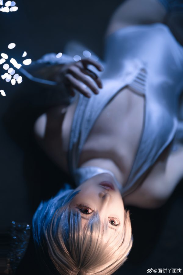 面饼仙儿白色战斗服COS：水面与霓虹之间，她是安静的绫波丽
