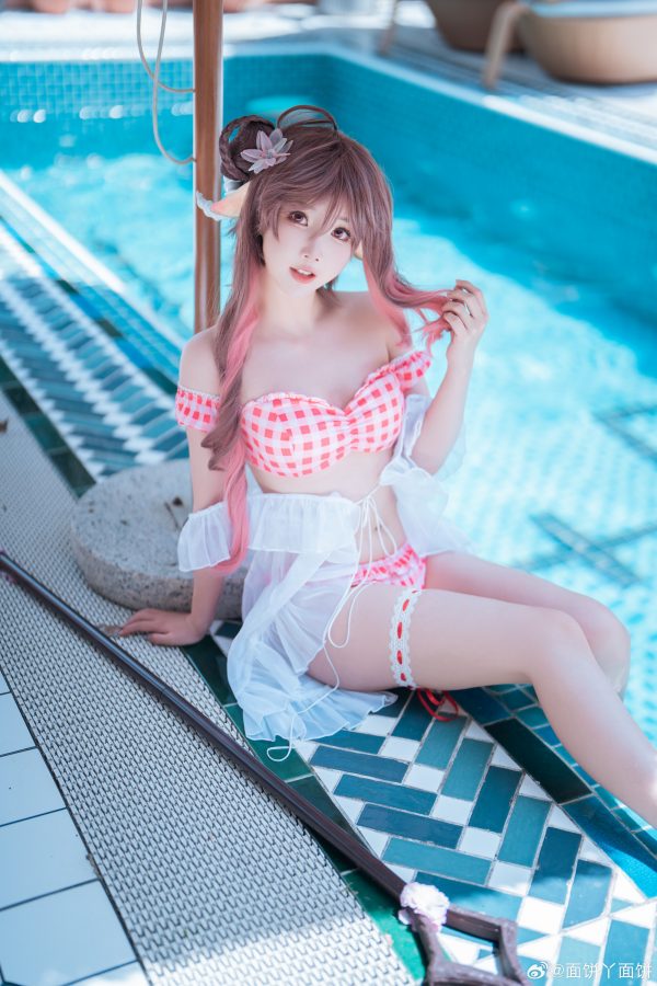 面饼仙儿艾雅法拉COS:明日方舟当火山学少女遇见夏日泳池 面饼仙儿艾雅法拉COS:明日方舟当火山学少女遇见夏日泳池