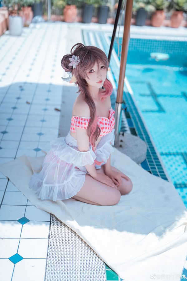 面饼仙儿艾雅法拉COS:明日方舟当火山学少女遇见夏日泳池 面饼仙儿艾雅法拉COS:明日方舟当火山学少女遇见夏日泳池