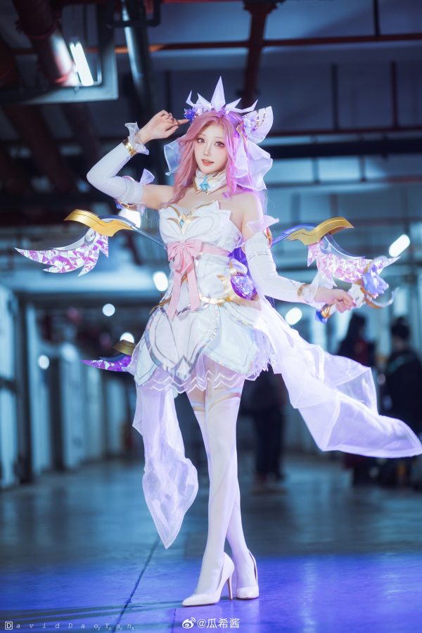 瓜希酱萨勒芬妮COS赏析：诠释英雄联盟Seraphine梦幻舞台魅力
