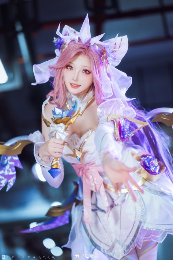 瓜希酱萨勒芬妮COS赏析：诠释英雄联盟Seraphine梦幻舞台魅力