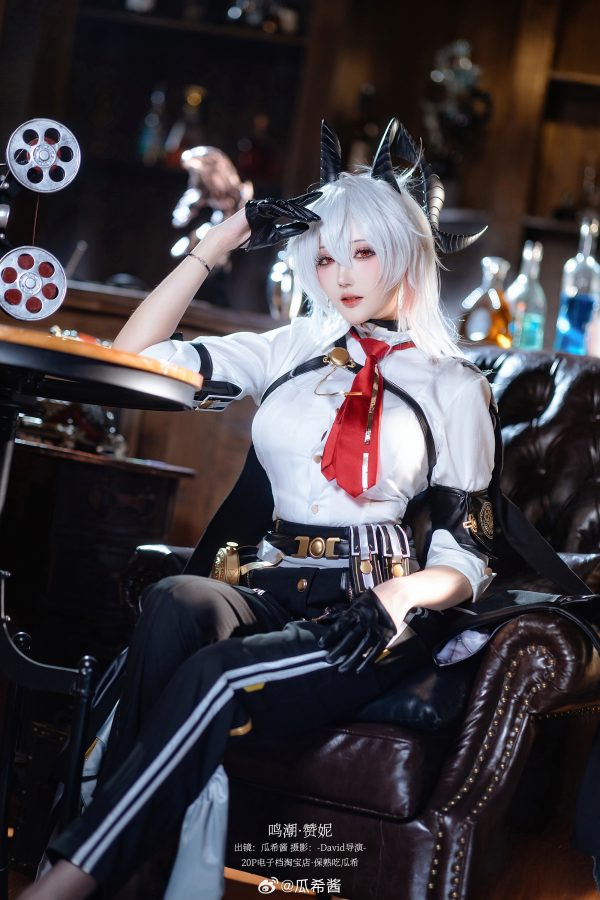 低角度里的自信张力：瓜希酱鸣潮赞妮COS演绎下班宣言美学