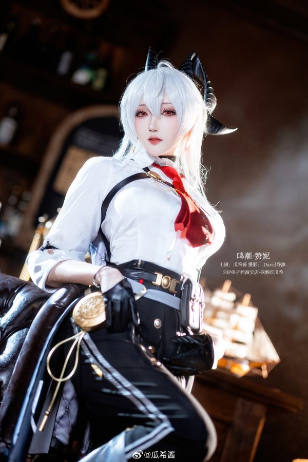低角度里的自信张力：瓜希酱鸣潮赞妮COS演绎下班宣言美学