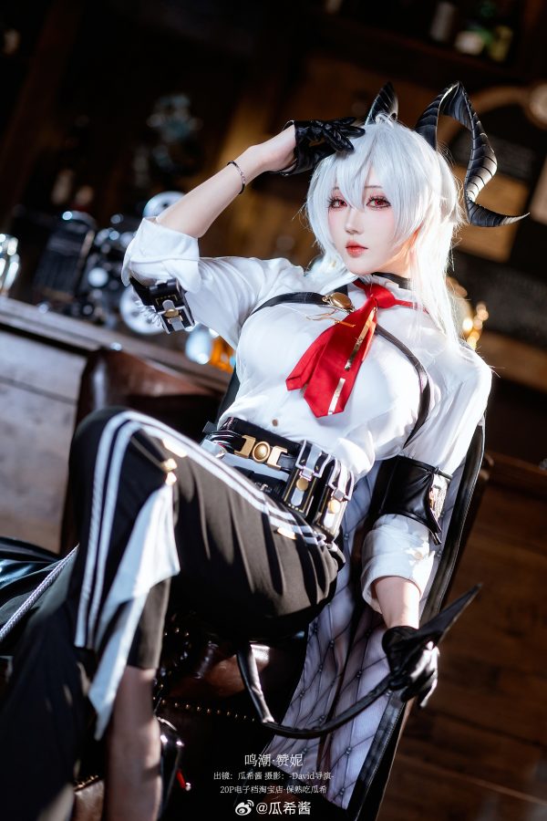低角度里的自信张力：瓜希酱鸣潮赞妮COS演绎下班宣言美学