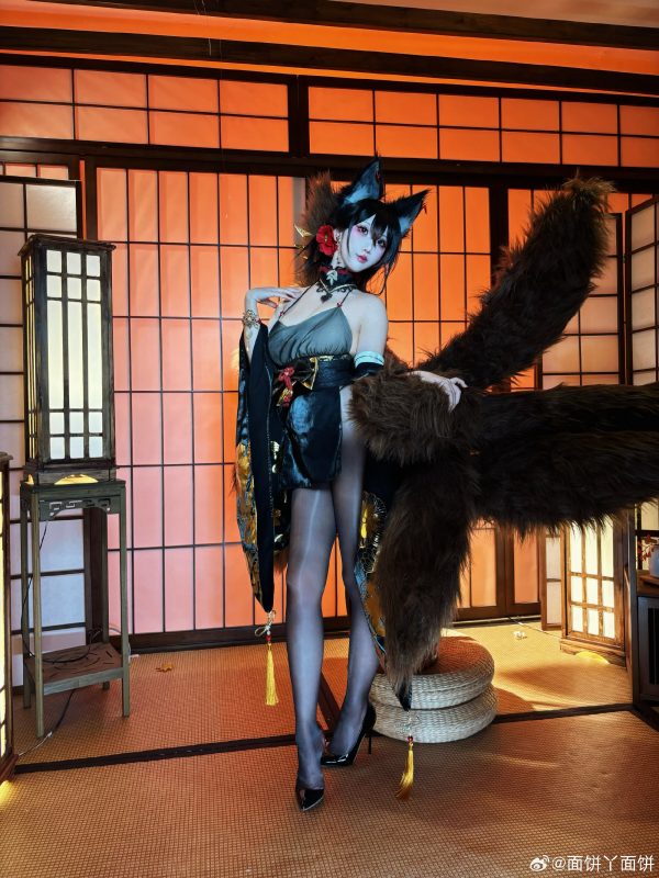 面饼仙儿近江COS赏析:演绎碧蓝航线九尾狐的优雅与性感魅力 面饼仙儿近江COS赏析:演绎碧蓝航线九尾狐的优雅与性感魅力