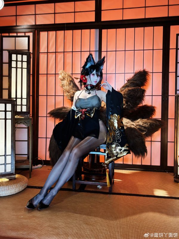 面饼仙儿近江COS赏析:演绎碧蓝航线九尾狐的优雅与性感魅力 面饼仙儿近江COS赏析:演绎碧蓝航线九尾狐的优雅与性感魅力
