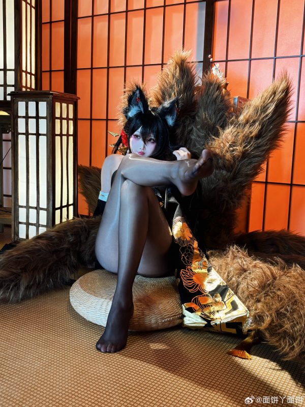 面饼仙儿近江COS赏析:演绎碧蓝航线九尾狐的优雅与性感魅力 面饼仙儿近江COS赏析:演绎碧蓝航线九尾狐的优雅与性感魅力