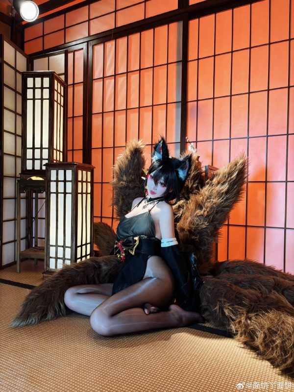 面饼仙儿近江COS赏析:演绎碧蓝航线九尾狐的优雅与性感魅力 面饼仙儿近江COS赏析:演绎碧蓝航线九尾狐的优雅与性感魅力