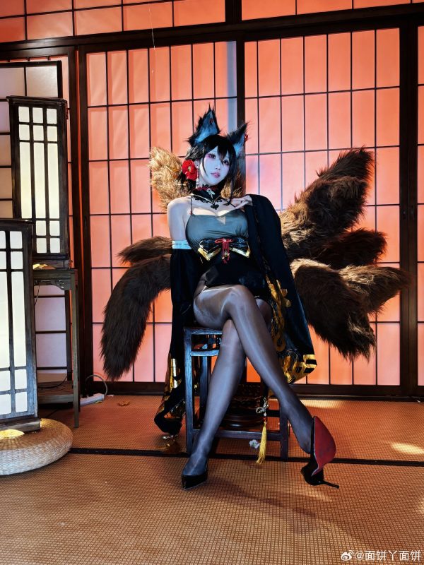 面饼仙儿近江COS赏析:演绎碧蓝航线九尾狐的优雅与性感魅力 面饼仙儿近江COS赏析:演绎碧蓝航线九尾狐的优雅与性感魅力