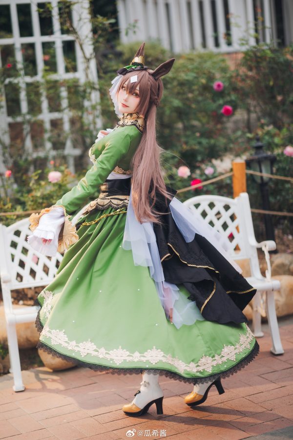 大小姐今天在花园里散步：瓜希酱cos演绎里见光钻的优雅与华丽