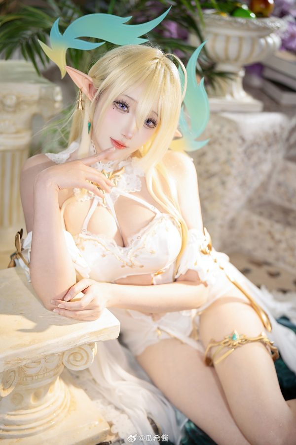 瓜希酱金狮COS：演绎《碧蓝航线》舰娘精灵般的优雅与魅惑