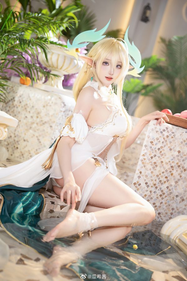 瓜希酱金狮COS：演绎《碧蓝航线》舰娘精灵般的优雅与魅惑