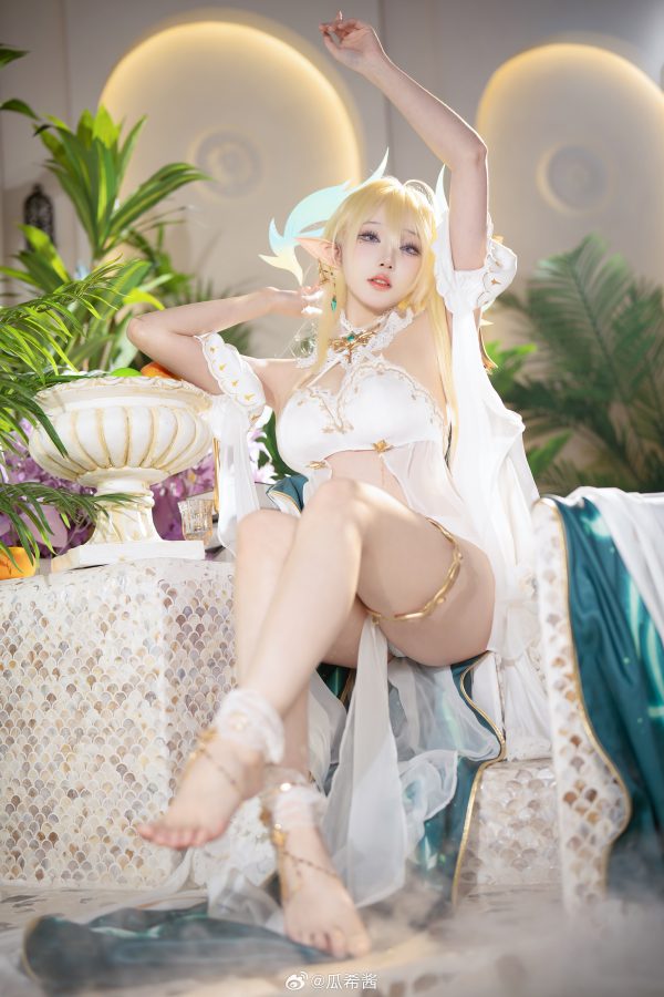 瓜希酱金狮COS：演绎《碧蓝航线》舰娘精灵般的优雅与魅惑