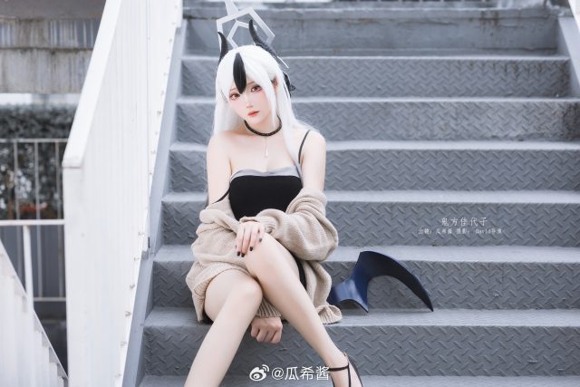 瓜希酱鬼方佳代子COS:吊带裙针织毛衣打造最有距离感的日常 瓜希酱鬼方佳代子COS:吊带裙针织毛衣打造最有距离感的日常