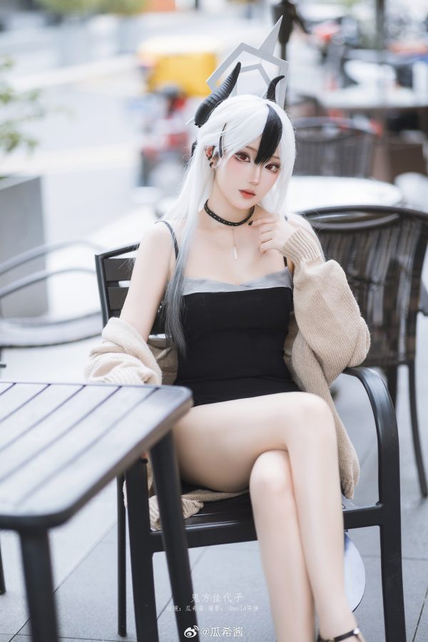 瓜希酱鬼方佳代子COS:吊带裙针织毛衣打造最有距离感的日常 瓜希酱鬼方佳代子COS:吊带裙针织毛衣打造最有距离感的日常