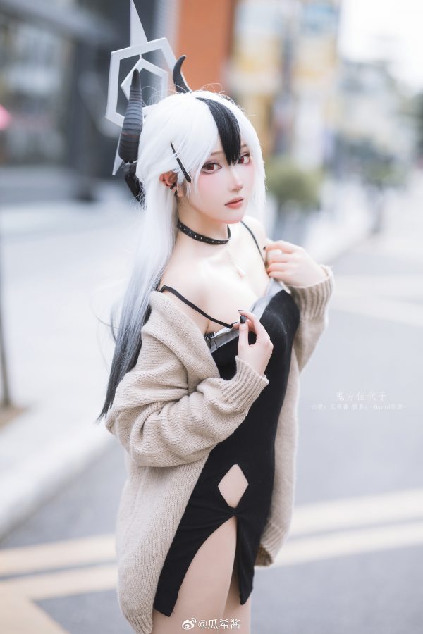 瓜希酱鬼方佳代子COS:吊带裙针织毛衣打造最有距离感的日常 瓜希酱鬼方佳代子COS:吊带裙针织毛衣打造最有距离感的日常